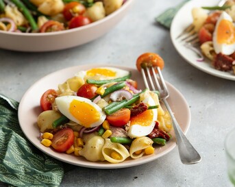 Tonijnpasta met haricot verts, maïs en cherrytomaten