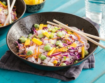 Rijstnoedels met rodekool, wortel, tuinbonen, mango en frisse kokosdressing