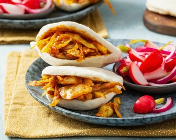 Vegetarische rendang met verse korianderpita’s en radijssalade