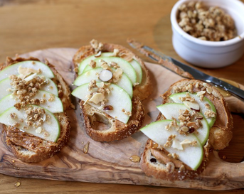 Toast met pindakaas, appel & cruesli