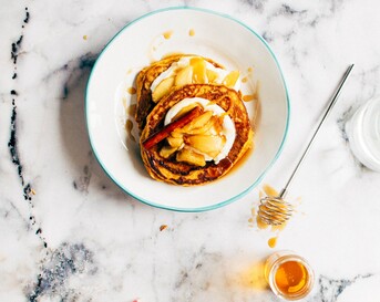 Pannenkoek met gekarameliseerde appel, griekse yoghurt en honing