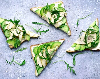 Groene boterham met kipfilet, komkommer en roomkaas