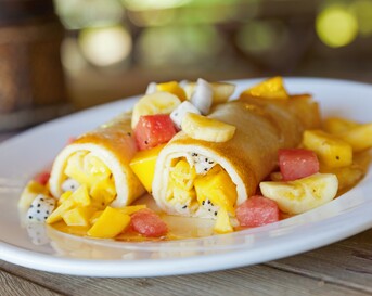 Zomerse pannenkoek met watermeloen, mango, banaan en drakenfruit