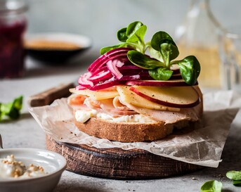 Boterham met ham, kaas, appel en ingemaakte rode ui