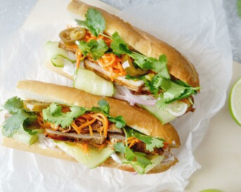 Bánh mì met varkensbuik, ham en paté