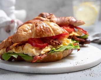 Croissant met roerei en spek