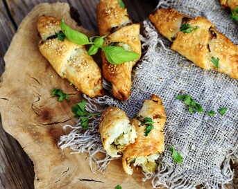 Croissant met spinazie en feta