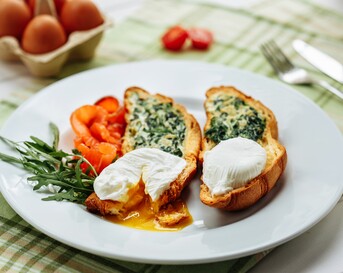 Croissant benedict