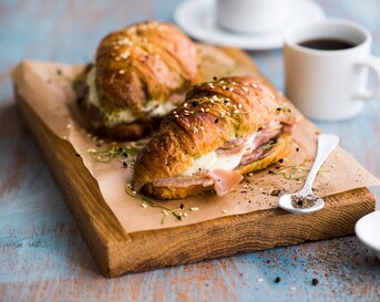 Croissant met ham en mozarella