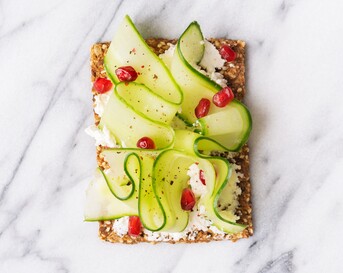 Lichte toast met komkommer, ricotta en granaatappel