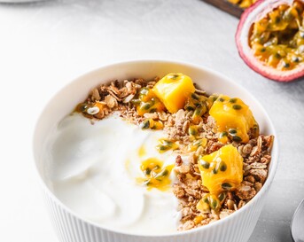 Griekse yoghurt met zelfgemaakte granola en passievrucht