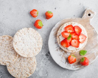 rijstwafel met ricotta en aardbei