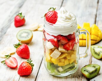 Regenboogfruit-ijsbeker