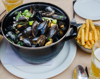 Mosselen in bier met zelfgemaakte cocktailsaus