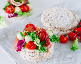 rijstwafel met tomaat, mozarella en prosciutto