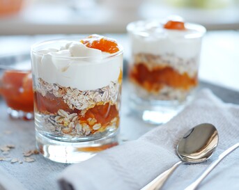 Knapperig yoghurtontbijt met abrikoos