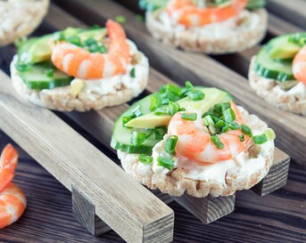 rijstwafel kruidenkaas en avocado