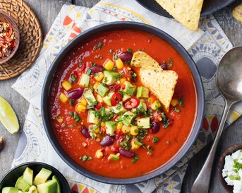 Mexicaanse tomatensoep met kip en tortilla