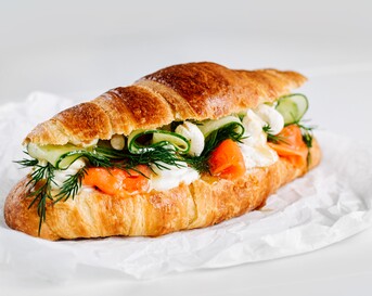 Croissant met zalm en roomkaas