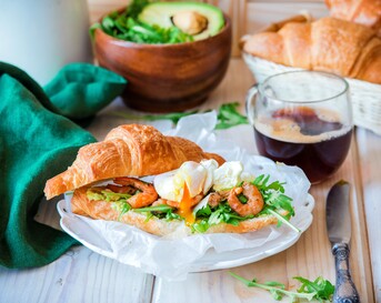 Luxe croissant met gepocheerd ei, avocado en gambas