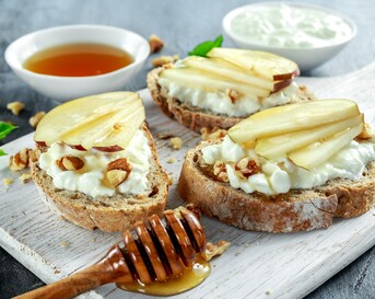 Toast met hüttenkäse, peer en honing