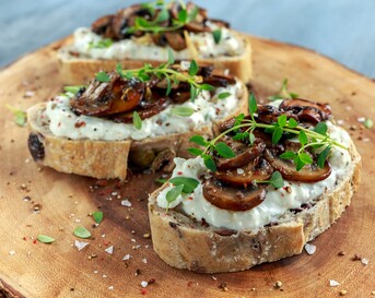 Geroosterd zuurdesembrood met gemarineerde champignons