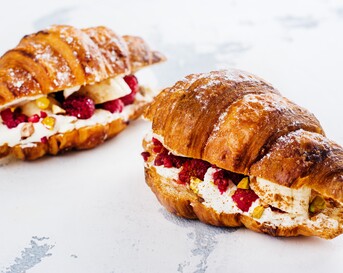 croissant met cream cheese en frambozen