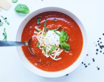 Zomerse tomatensoep met Italiaanse kruiden
