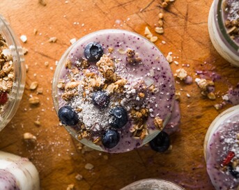 Fruitslush met huisgemaakte granola