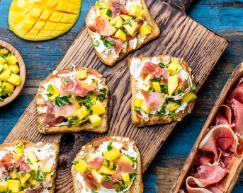 Toast met serranoham, mango en roomkaas