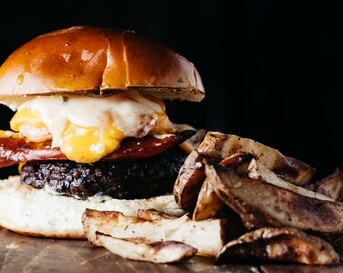 Zomerse hamburgers met avocado, chorizo en oude kaas