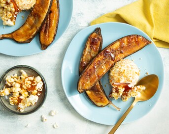 Bbq-banaan met vanille-ijs en popcornbrittle