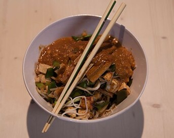 Wokgroente pinda-kokos saus
