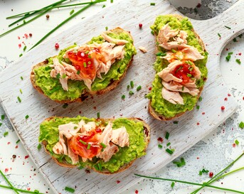 Pittige avocado toast met zalm