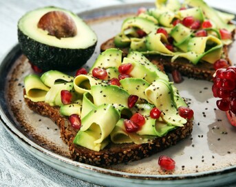 Broodje avocado met granaatappel