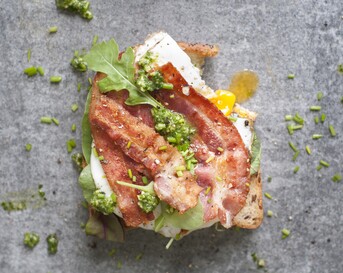 bacon ei avocado toast