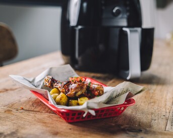 Pittige kip met tomatensalsa en kerriekrieltjes
