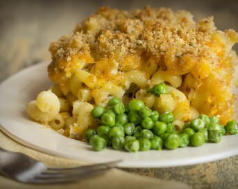 Macaronischotel met kip en doperwten