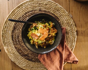 Gemarineerde tempeh met rijst, wortelen en cassavechips