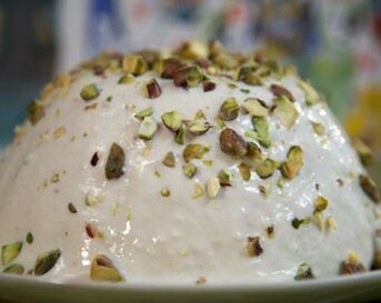 Bananensemifreddo met pistachenoten