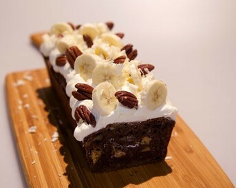 Chocolade-bananencake met roomkaastopping