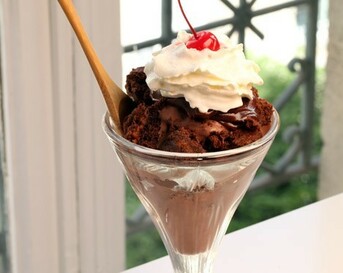 Bananensplit met chocolade-fudgesaus
