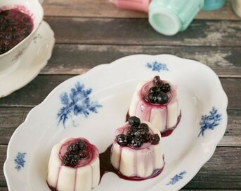 Griesmeelpudding met bosbessensaus
