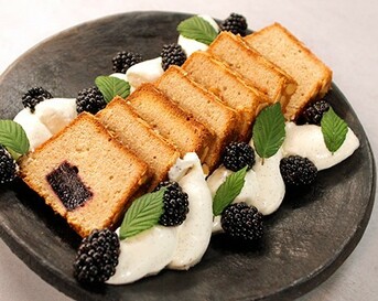 Kaneel-amandelcake met bramengelei