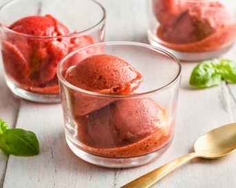 Homemade aardbeiensorbet met basilicum