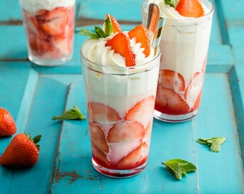 Aardbeientoetje met roomijs en munt