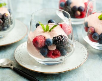Fruit met rode-wijnsabayon