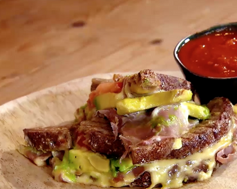 Knapperige ham-kaastosti met avocado en zelfgemaakte ketchup