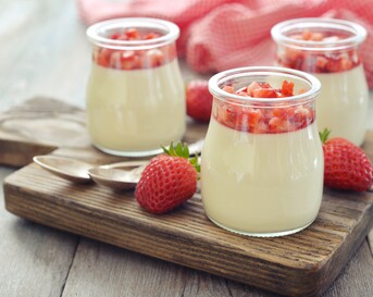Makkelijke panna cotta met aardbeien