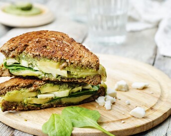 Volkorentosti met geitenkaas, spinazie pesto en avocado